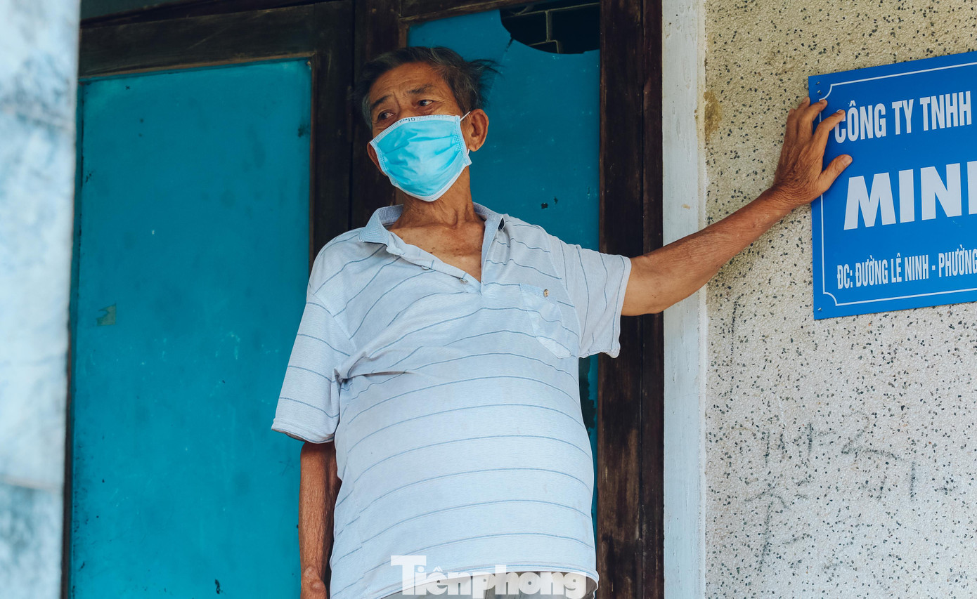 Dịch COVID-19 diễn biến phức tạp, số lượng ca dương tính tăng lên, Bệnh viện Giao thông vận tải Vinh đã vận động bệnh nhân và người nhà ở lại để điều trị, tránh rủi ro khi đi lại. Họ sống trong trụ sở cũ của xí nghiệp - khu trọ vốn dĩ xập xệ nay bị ảnh hưởng bởi dịch COVID-19 càng trở nên tồi tàn hơn.