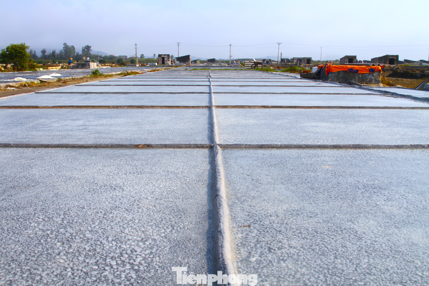 Mỗi thửa ruộng muối thường chia làm hai phần: phần để làm đất, lọc nước và phần để phơi nước, tạo muối. Phần phơi nước được chia làm nhiều ô nhỏ láng bằng xi-măng để tạo nhiệt độ cao nhất và tránh nước ngấm vào đất.