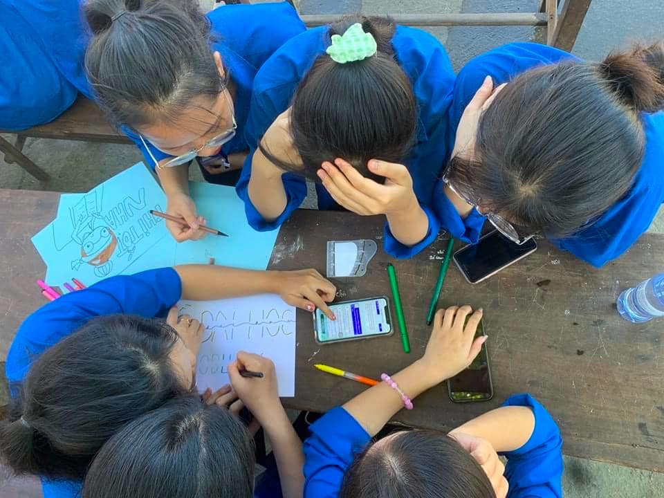 Nhóm bạn cùng nhau thi tìm hiểu Nghị quyết Đại hội Đoàn toàn quốc lần XII.