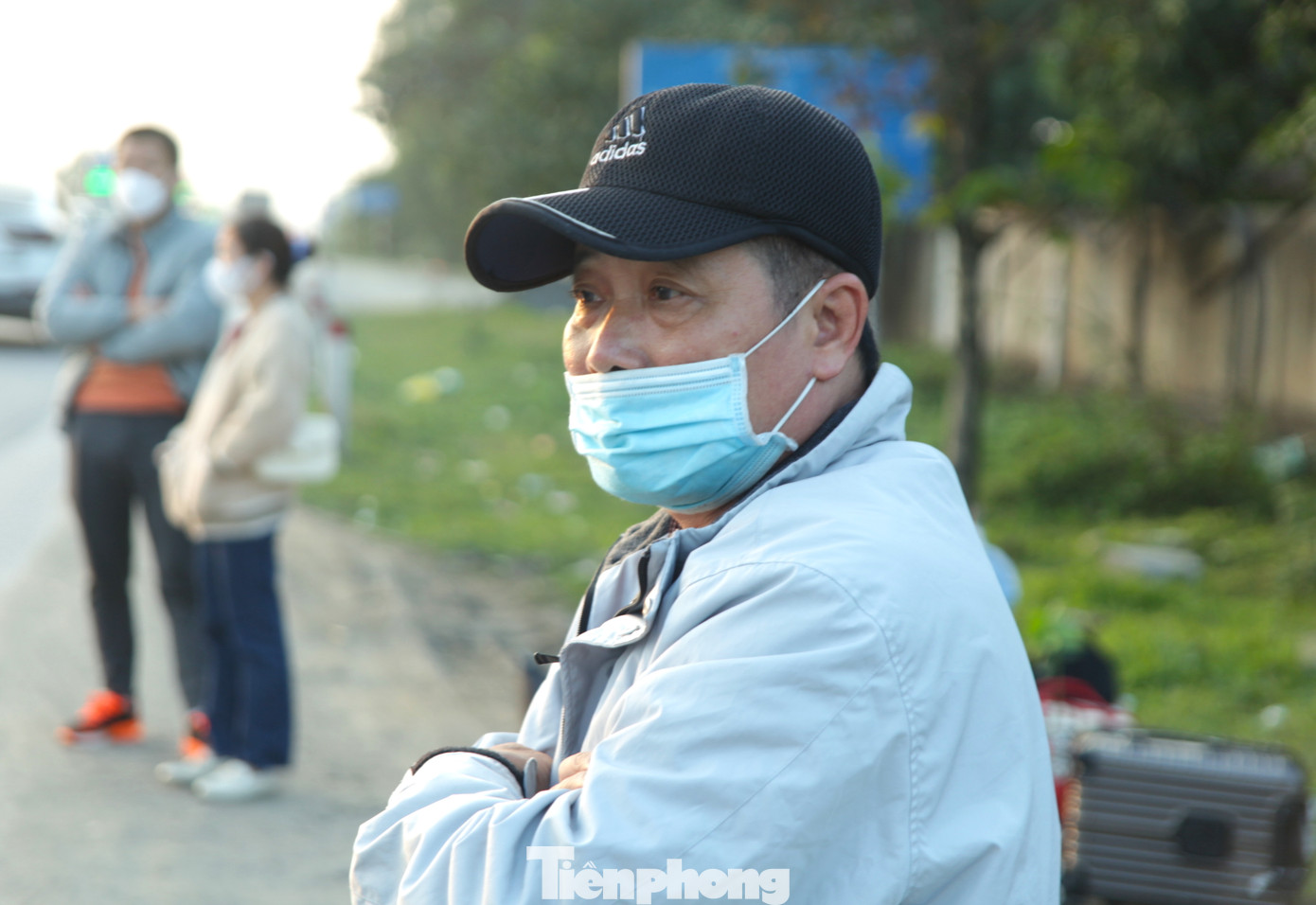 Ông Thủy buồn rầu chia sẻ: "8h sáng 25/1, ông Thủy và ông Thiệp bắt xe từ TP. HCM về Thanh Hóa. Nhưng xe chỉ đi đến Đà Nẵng thì phải sang 1 chuyến xe khác. Khi đến đầu tỉnh Nghệ An, cả 2 phải xuống vì xe đã hết tuyến. Chúng tôi đành phải xách hành lý xuống đứng dọc đường để đón xe tiếp tục hành trình về quê ở Thanh Hóa".