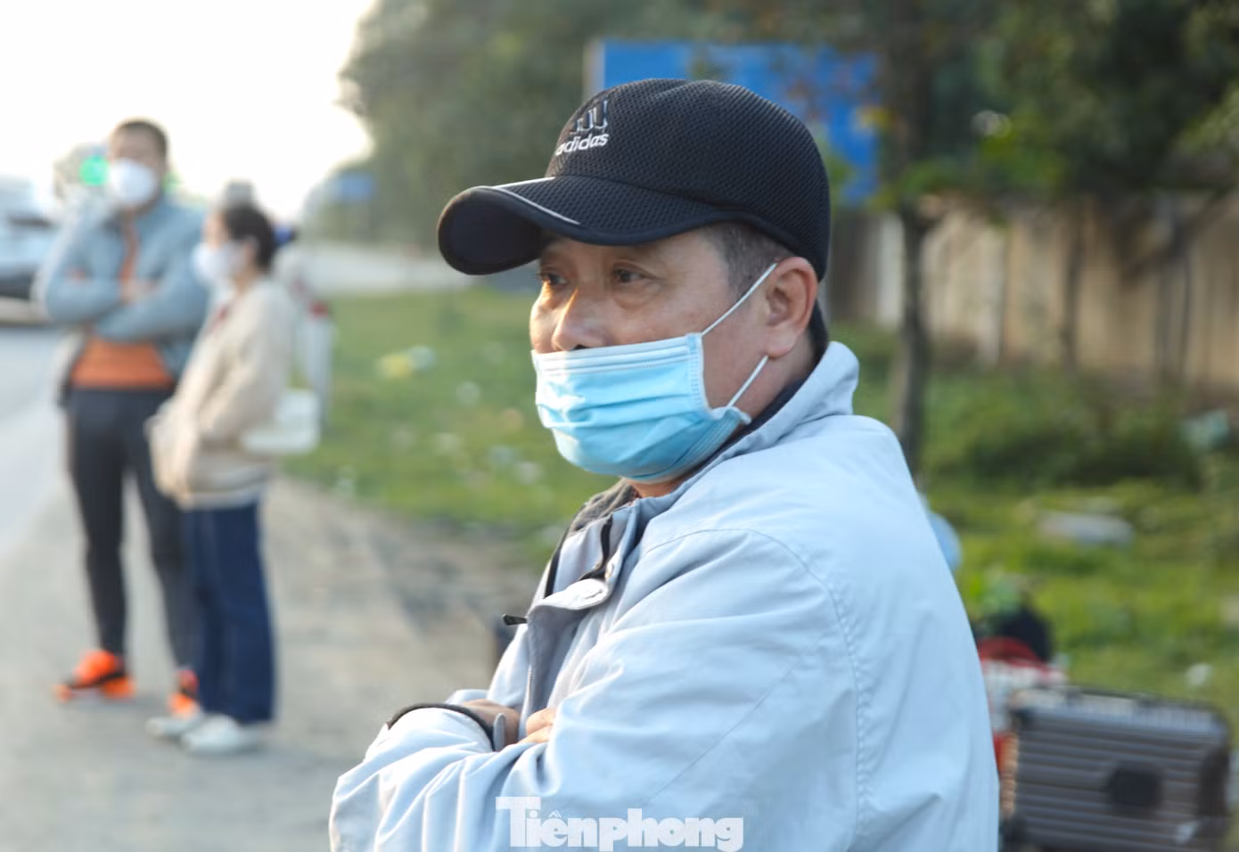 Ông Thủy buồn rầu chia sẻ: "8h sáng 25/1, ông Thủy và ông Thiệp bắt xe từ TP. HCM về Thanh Hóa. Nhưng xe chỉ đi đến Đà Nẵng thì phải sang 1 chuyến xe khác. Khi đến đầu tỉnh Nghệ An, cả 2 phải xuống vì xe đã hết tuyến. Chúng tôi đành phải xách hành lý xuống đứng dọc đường để đón xe tiếp tục hành trình về quê ở Thanh Hóa".