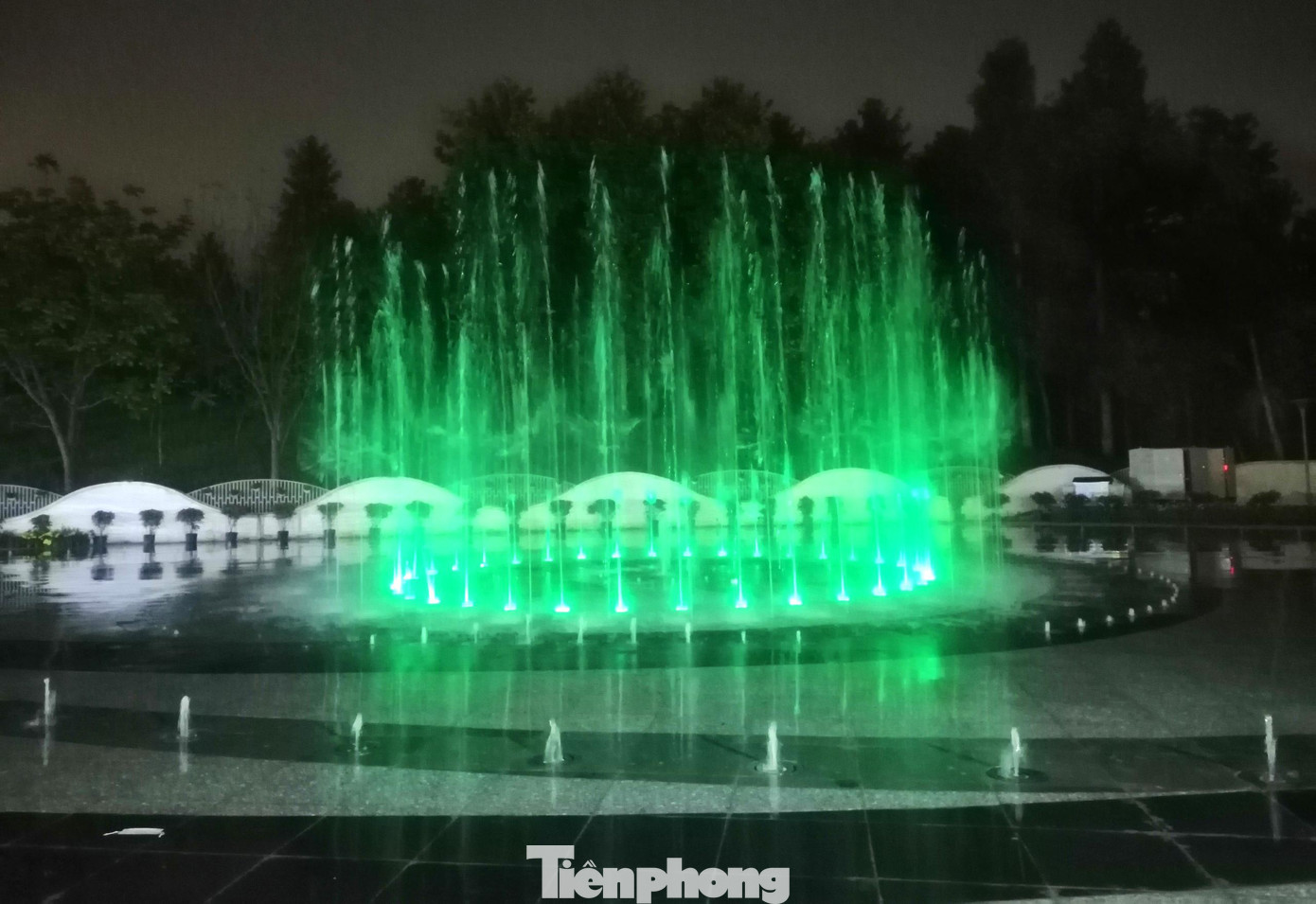 Sàn nhạc được trang bị rơ le bảo vệ. Hệ thống đèn và van điện từ điều khiển sử dụng điện áp thấp 24VDC an toàn cho quá trình vận hành.