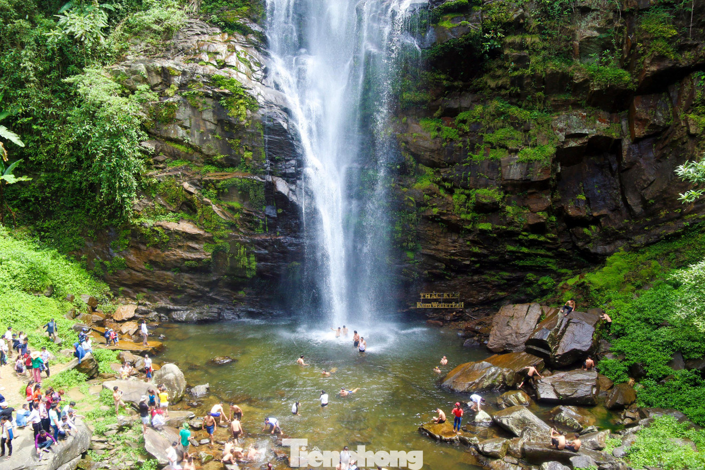 Tới thác Kèm, du khách không chỉ được trở về với thiên nhiên để nghỉ ngơi tắm mát mà còn có cơ hội thưởng thức những ẩm thực đặc sắc của chốn núi rừng. Từ đôi tay khéo léo của đồng bào dân tộc Thái nơi đây, những món ăn đậm chất vùng cao sẽ khiến thực khách nhớ mãi. Xôi tím, cơm lam, gà nướng, moọc rêu…đã bao đời gắn bó với người dân miền Tây xứ Nghệ nay được quảng bá rộng rãi và trở thành những đặc sản không thể thiếu đối với những ai từng đến và trở lại thác Kèm.