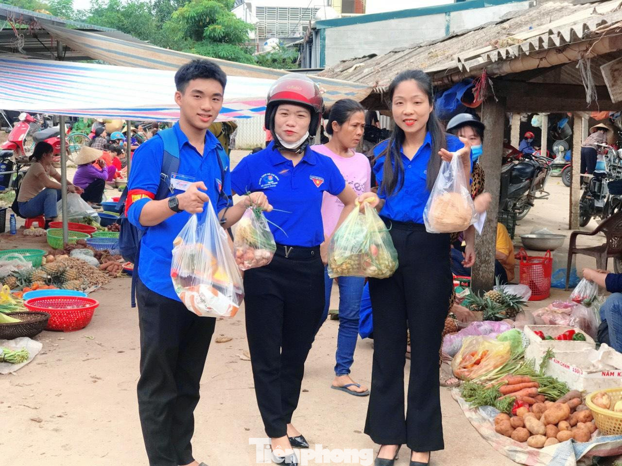 Anh Nguyễn Tư Hải Phong - Bí thư Huyện đoàn Thanh Chương cho biết, nằm trong chuỗi hoạt động &quot;Tiếp sức mùa thi&quot; năm 2022, bữa cơm miễn phí với hàng trăm suất được triển khai tại cụm Cát Ngạn và cụm Xuân Lâm với 3 điểm thi. Nguồn tiền để mua thực phẩm là từ kêu gọi xã hội hóa, Hội chữ thập đỏ huyện.