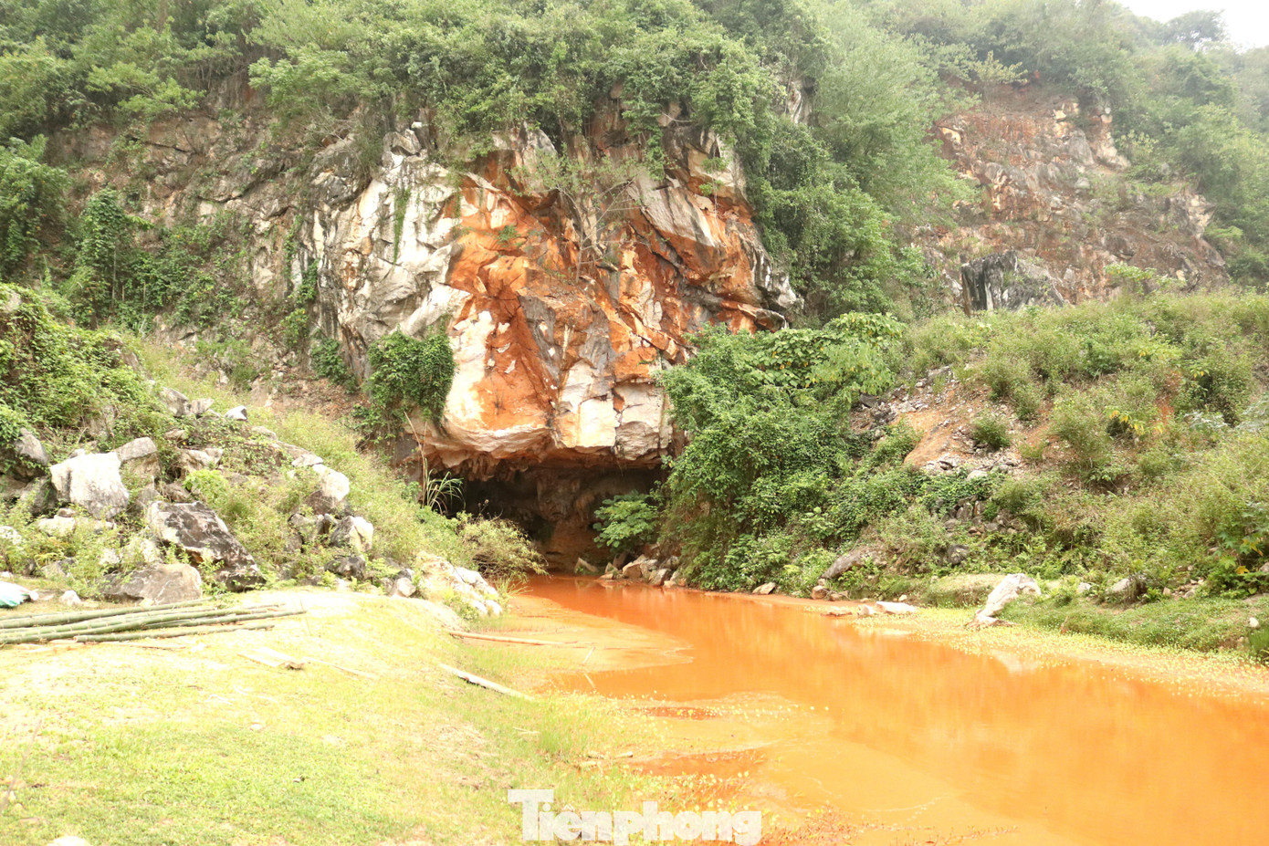 Sông Nậm Tôn từng là con sông có nguồn lợi thủy sản phong phú, cung cấp nước sinh hoạt và sản xuất nông nghiệp cho hàng nghìn người dân ở huyện miền núi Quỳ Hợp (Nghệ An). Sông Nậm Tôn không lộ thiên hoàn toàn mà nhiều đoạn chảy ngầm, luồn sâu dưới các dãy núi. Sông Nậm Tôn từng là con sông có nguồn lợi thủy sản phong phú, cung cấp nước sinh hoạt và sản xuất nông nghiệp cho hàng nghìn người dân ở huyện miền núi Quỳ Hợp (Nghệ An). Sông Nậm Tôn không lộ thiên hoàn toàn mà nhiều đoạn chảy ngầm, luồn sâu dưới các dãy núi.