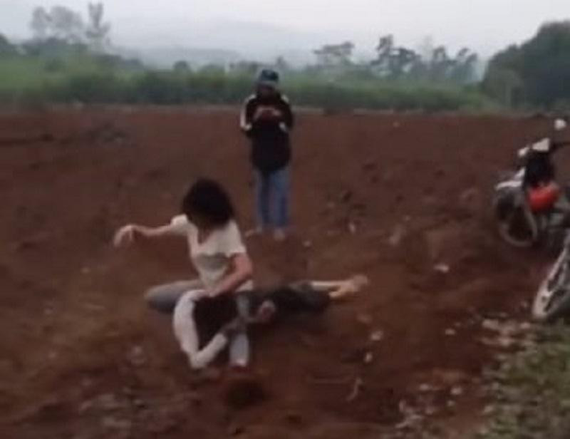 Sự việc chỉ dừng lại khi một nữ sinh bị đè xuống đất và nhận thua.