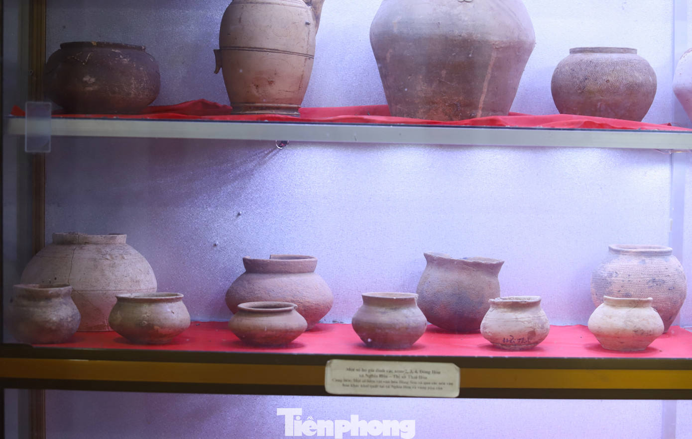 Qua nhiều cuộc khai quật với 347 ngôi mộ và 1.228 hiện vật bằng đồng, đá, thủy tinh và bằng sắt với những hoa văn thời kỳ văn hóa Đông Sơn, các nhà khoa học trong nước và ngoài nước kết luận: Làng Vạc là trung tâm văn hóa Đông Sơn vĩ đại trên lưu vực sông Cả, là cái nôi của người Việt cổ cực kỳ quan trọng không những của nước ta mà của khu vực Đông Nam Á. (Ảnh: Rạng Đông).