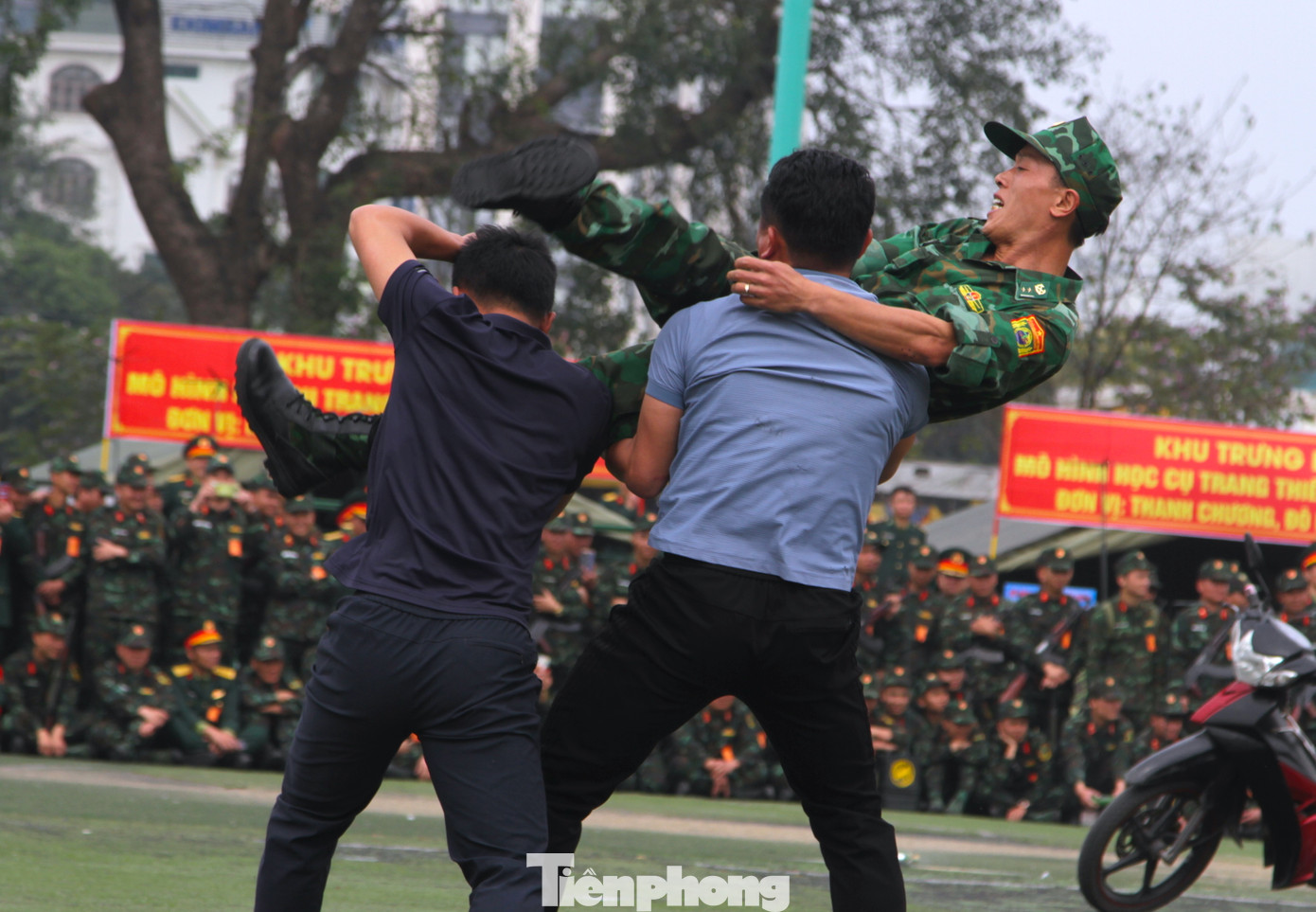 Lính đặc nhiệm biểu diễn trấn áp tội phạm với tình huống 1 đánh 2.