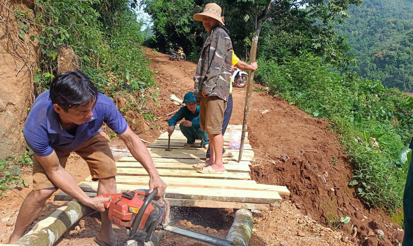 Cây cầu gỗ được lát bằng những tấm gỗ có thể chịu được trọng tải, đảm bảo cho người dân đi an toàn. Cây cầu gỗ được lát bằng những tấm gỗ có thể chịu được trọng tải, đảm bảo cho người dân đi an toàn.