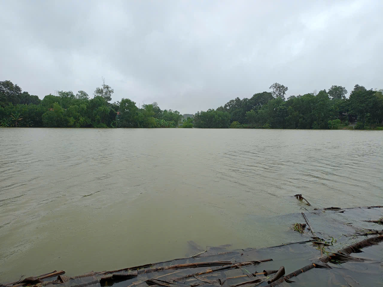 Tại một số huyện như Diễn Châu, Tương Dương, Hưng Nguyên, Anh Sơn mưa lũ cũng đã gây ngập lụt nhiều nơi. Hiện, trên địa bàn tỉnh Nghệ An vẫn xảy ra mưa vừa, mưa to. Mưa lũ những ngày qua ở Nghệ An cũng đã khiến 4 người chết.