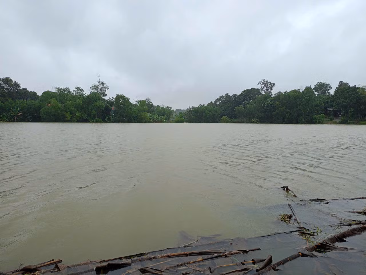 Tại một số huyện như Diễn Châu, Tương Dương, Hưng Nguyên, Anh Sơn mưa lũ cũng đã gây ngập lụt nhiều nơi. Hiện, trên địa bàn tỉnh Nghệ An vẫn xảy ra mưa vừa, mưa to. Mưa lũ những ngày qua ở Nghệ An cũng đã khiến 4 người chết.