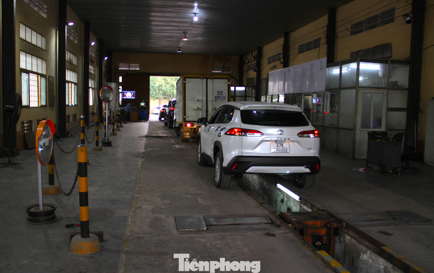 Sau khi giám đốc và 2 phó giám đốc bị công an bắt giữ, ông Nguyễn Thái Đông - Phó Giám đốc Trung tâm Đăng kiểm xe Cơ giới Nghệ An - được Sở GTVT tỉnh này phân công phụ trách, điều hành 2 cơ sở của trung tâm đăng kiểm.