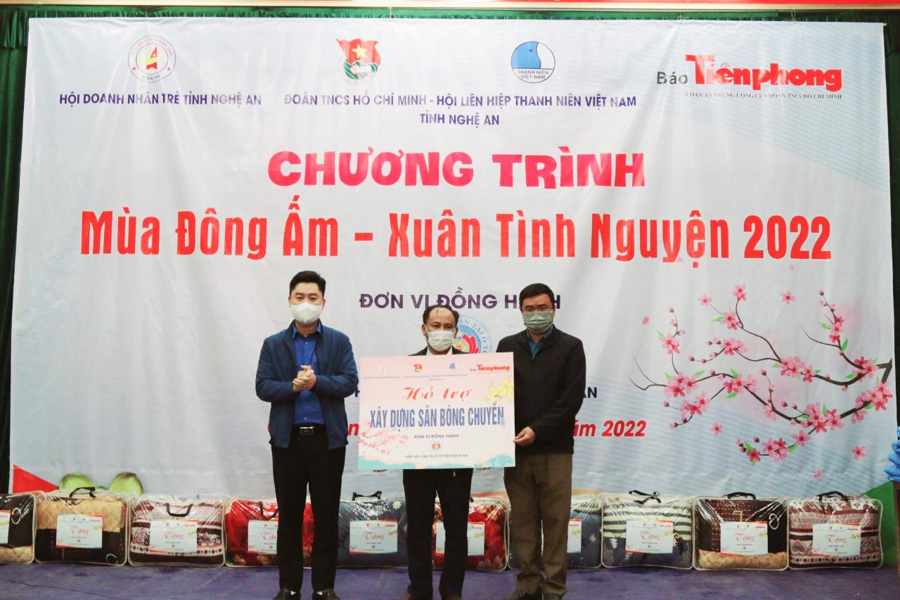 Phát biểu tại chương trình, anh Lê Văn Lương - Ủy viên BCH Trung ương đoàn, Bí thư Tỉnh đoàn Nghệ An khẳng định sự quan tâm, truyền thống "tương thân, tương ái" của tuổi trẻ cả nước nói chung, tuổi trẻ Nghệ An nói riêng với vùng sâu, vùng xa, vùng đặc biệt khó khăn. Đây cũng là hoạt động an sinh xã hội thường niên mà Tỉnh đoàn Nghệ An phối hợp với báo Tiền Phong và Hội Doanh nhân trẻ Nghệ An triển khai mỗi dịp Tết đến, Xuân về. Qua chương trình, Bí thư Tỉnh đoàn Nghệ An mong muốn, bước sang năm mới, người dân xã Tiền Phong sẽ có bước phát triển kinh tế, cuộc sống ấm no, hạnh phúc; mong muốn thầy và trò trường Tiểu học Tiền Phong dạy và học thật tốt, đổi thay quê hương.