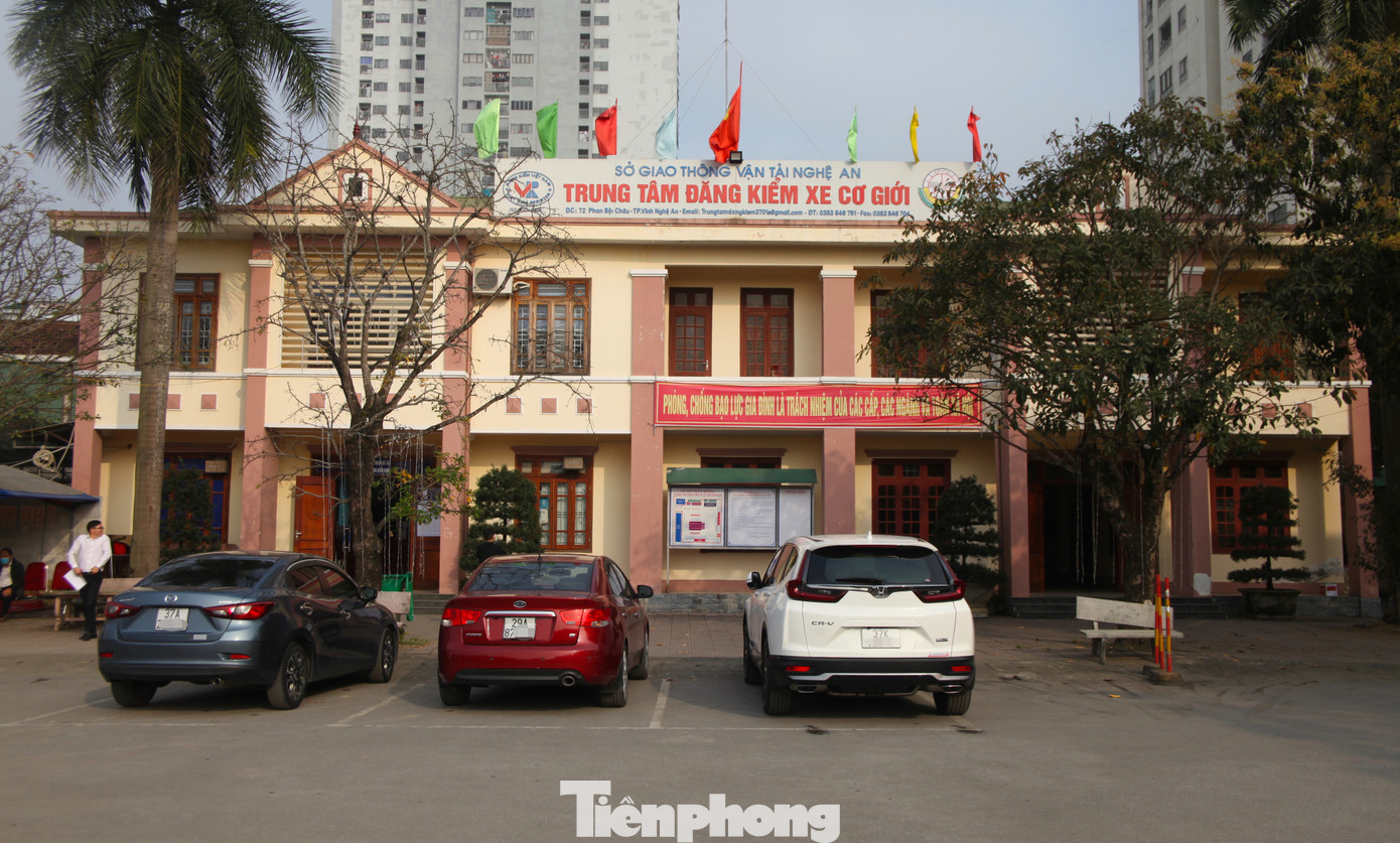 Trung tâm Đăng kiểm xe cơ giới Nghệ An đã trở lại hoạt động sau khi xảy ra sự việc 11 cán bộ tại trung tâm này bị Công an tỉnh Nghệ An khởi tố và bắt giam về tội Nhận hối lộ. Trong 11 cán bộ bị bắt có 1 giám đốc, 2 phó giám đốc, 5 trưởng các phòng và 3 nhân viên đăng kiểm.