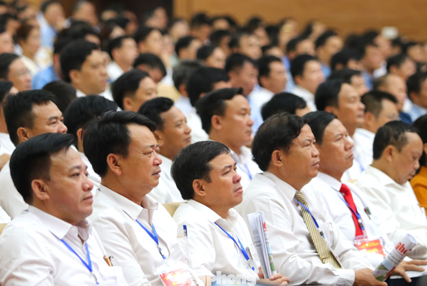 Các đại biểu lắng nghe nội dung cuốn sách. Các đại biểu lắng nghe nội dung cuốn sách.