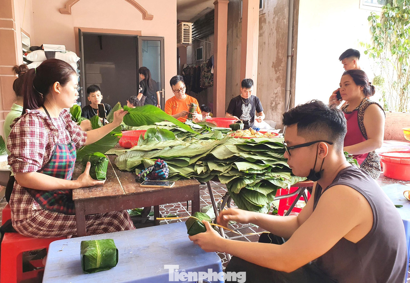 Anh Nguyên Văn Phê (trú khối Mỹ Thành) cho biết, trung bình mỗi ngày gia đình anh làm gần 3.000 chiếc bánh giao cho khách. Hiện các thành viên trong gia đình cũng đã được huy động làm xuyên đêm để kịp hoàn tất những đơn đặt hàng cuối cùng.