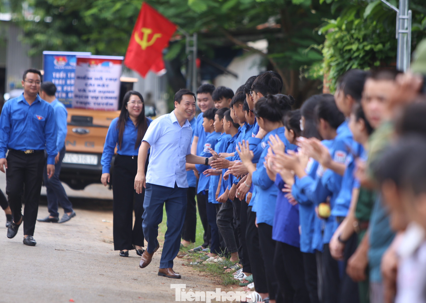 Tại thị xã Thái Hoà (Nghệ An), chị Nguyễn Thị Phương Thúy - Phó Bí thư Tỉnh Đoàn Nghệ An đã đến dự khánh thành công trình đường cờ thanh niên, trao tặng áo phao, loa phát thanh tuyên truyền về ATGT chạy bằng năng lượng mặt trời tại Đoàn phường Quang Tiến, Thị Đoàn thị xã Thái Hòa.