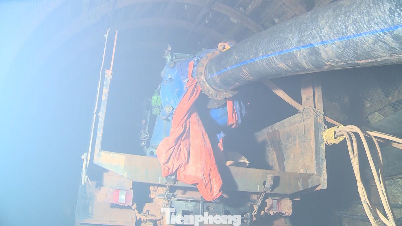 Những đường ống lớn cùng máy móc công suất cao rải xuyên suốt trong đường hầm hun hút.