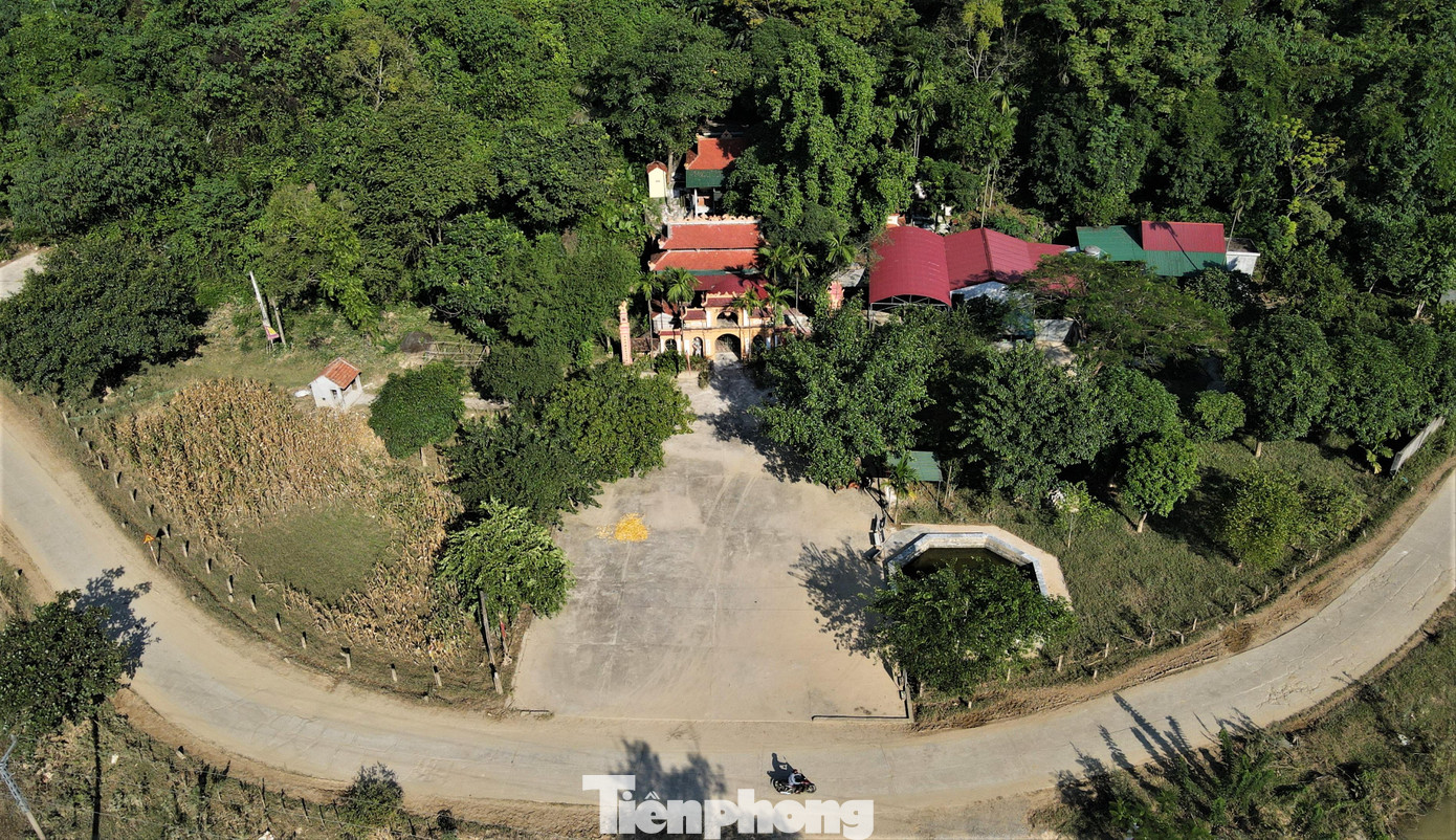 Cạnh chùa Anh Sơn là đền Cửa Lũy (xã Hoa Sơn). Ngôi đền nép mình dưới chân một ngọn núi đá với dáng vẻ rêu phong trầm mặc. Trước mặt ngôi đền là dãy núi đá chạy dọc theo phía Tây. Có lẽ, nằm ở vị trí nối liền giữa hai dãy núi như một thành lũy thiên tạo nên ngôi đền ấy có tên là Cửa Lũy. Theo các tư liệu hiện có, đền Cửa Lũy được người dân nơi đây khởi dựng từ thế kỷ XV.