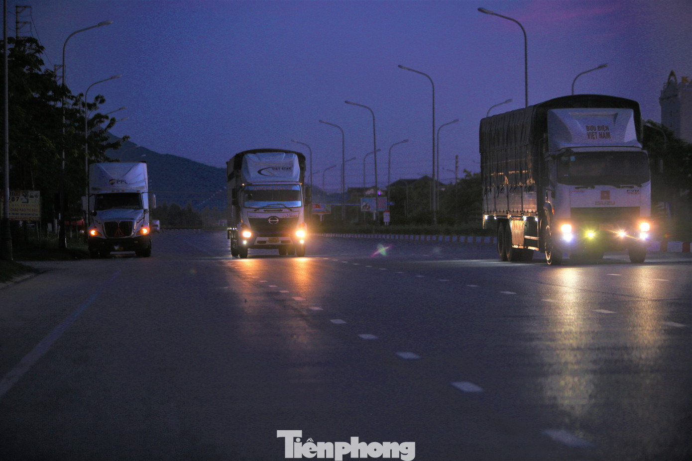 Theo ghi nhận của Tiền Phong, mỗi ngày có hàng trăm lượt xe container, xe đầu kéo, tải trọng lớn di chuyển trên tuyến đường ven biển từ mờ sáng đến tối khuya.
