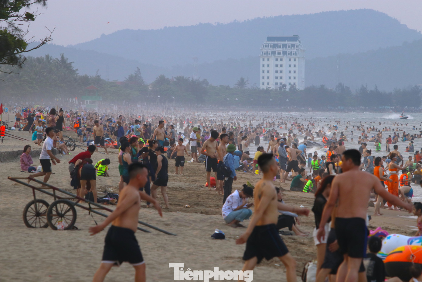 Du khách kéo về kín bãi biển.