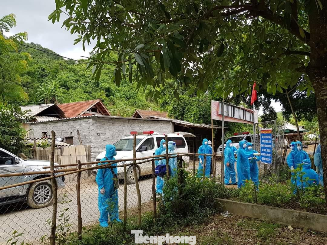 Tại trung tâm bản Chằm Puông, công tác phòng chống dịch COVID-19 được triển khai khẩn trương. Tại trung tâm bản Chằm Puông, công tác phòng chống dịch COVID-19 được triển khai khẩn trương.