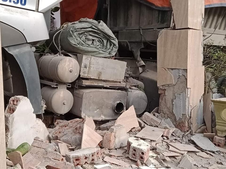 Cabin xe đầu kéo nằm lọt thỏm trong tiệm cắt tóc khiến tường nhà bị đổ sập