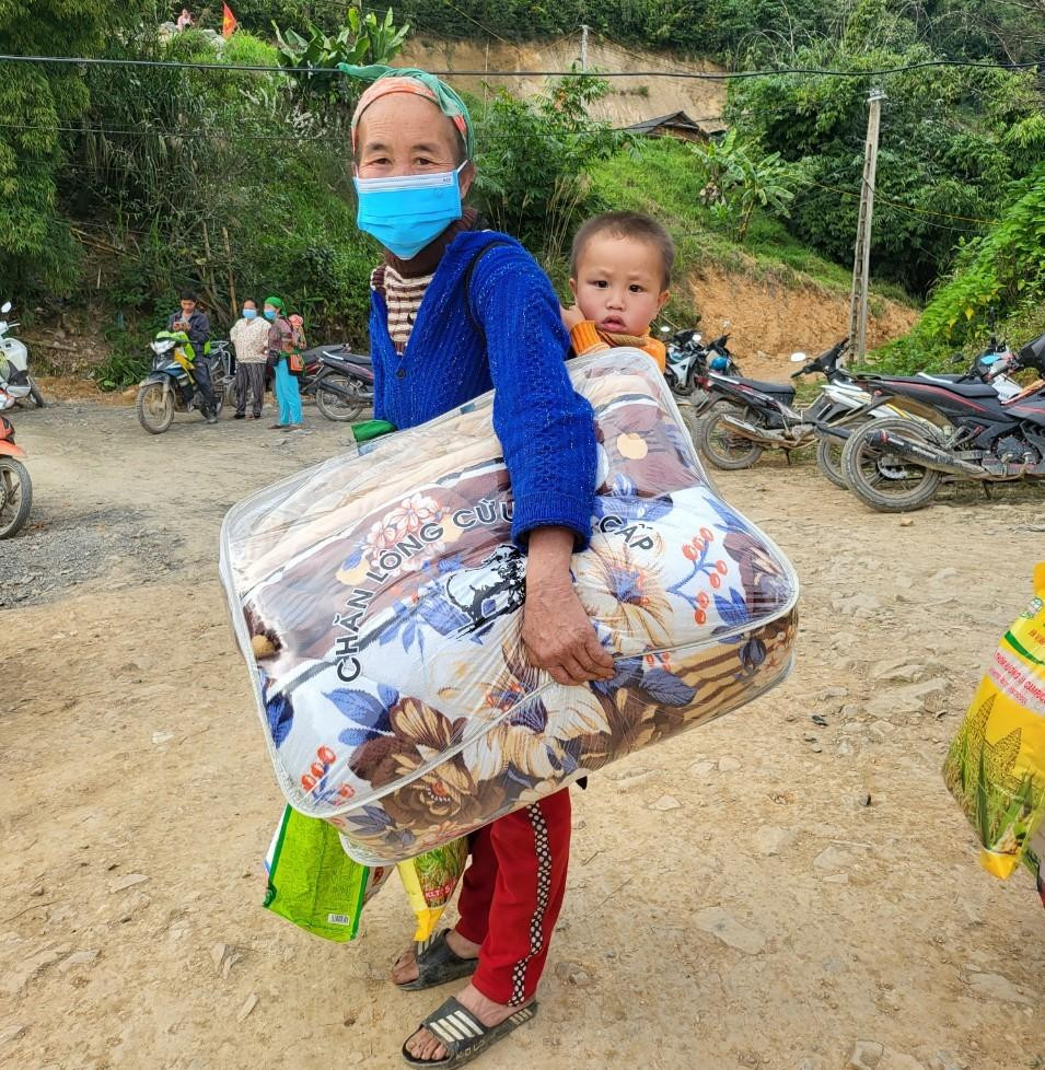 Chương trình &quot;Xuân ấm áp, Tết sẻ chia&quot; thực sự là một ngày hội của người dân xã Đoọc Mạy, huyện Kỳ Sơn.