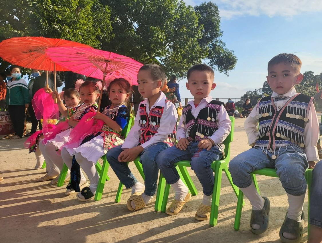 Những em học sinh rạng rỡ với bộ quần áo truyền thống.
