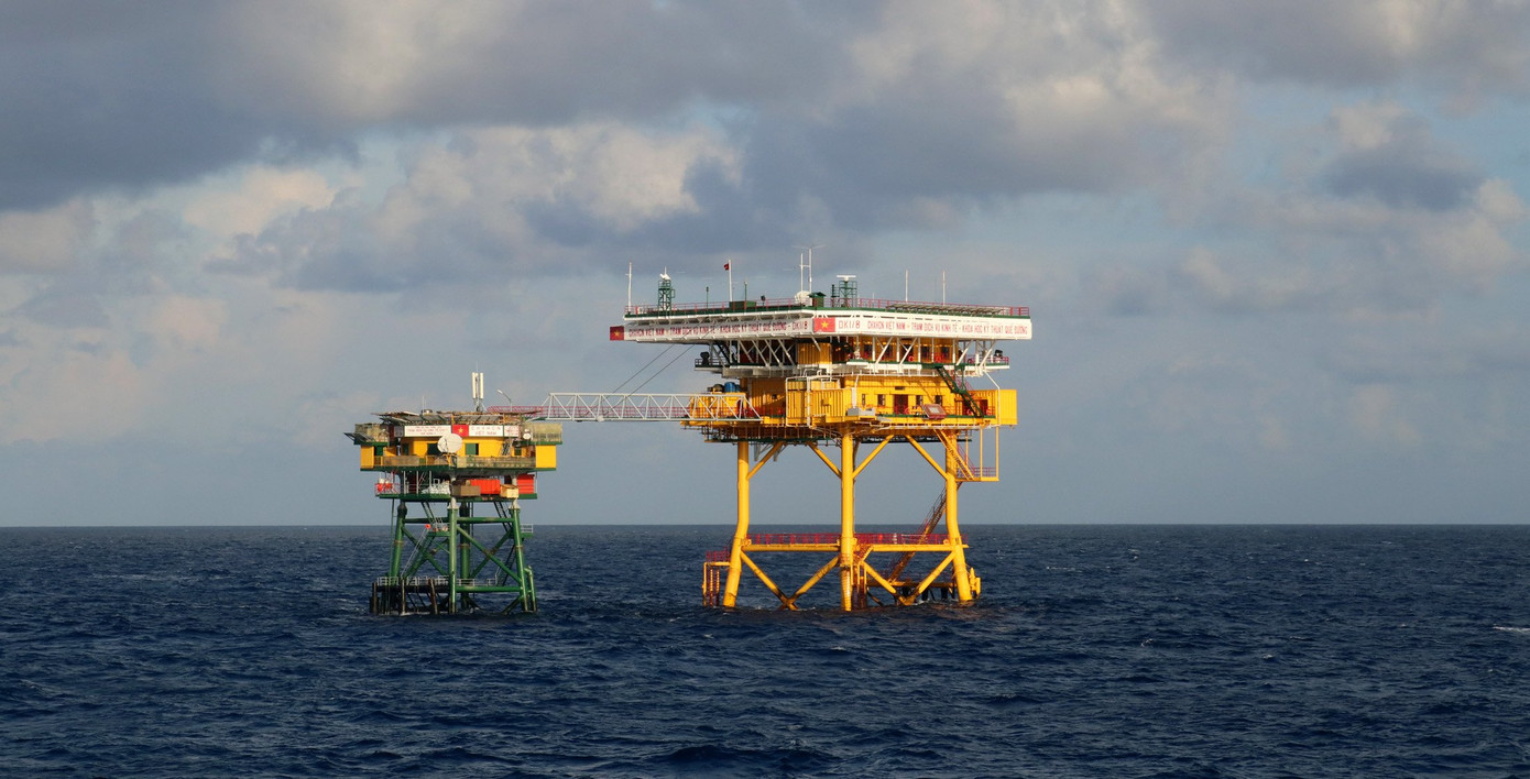 Các chiến sỹ hải quân ngày đêm bảo vệ biển trời quê hương. Nơi đầu sóng ngọn gió, các anh luôn kiên trung với lời hứa, mệnh lệnh trái tim "còn người, còn nhà".