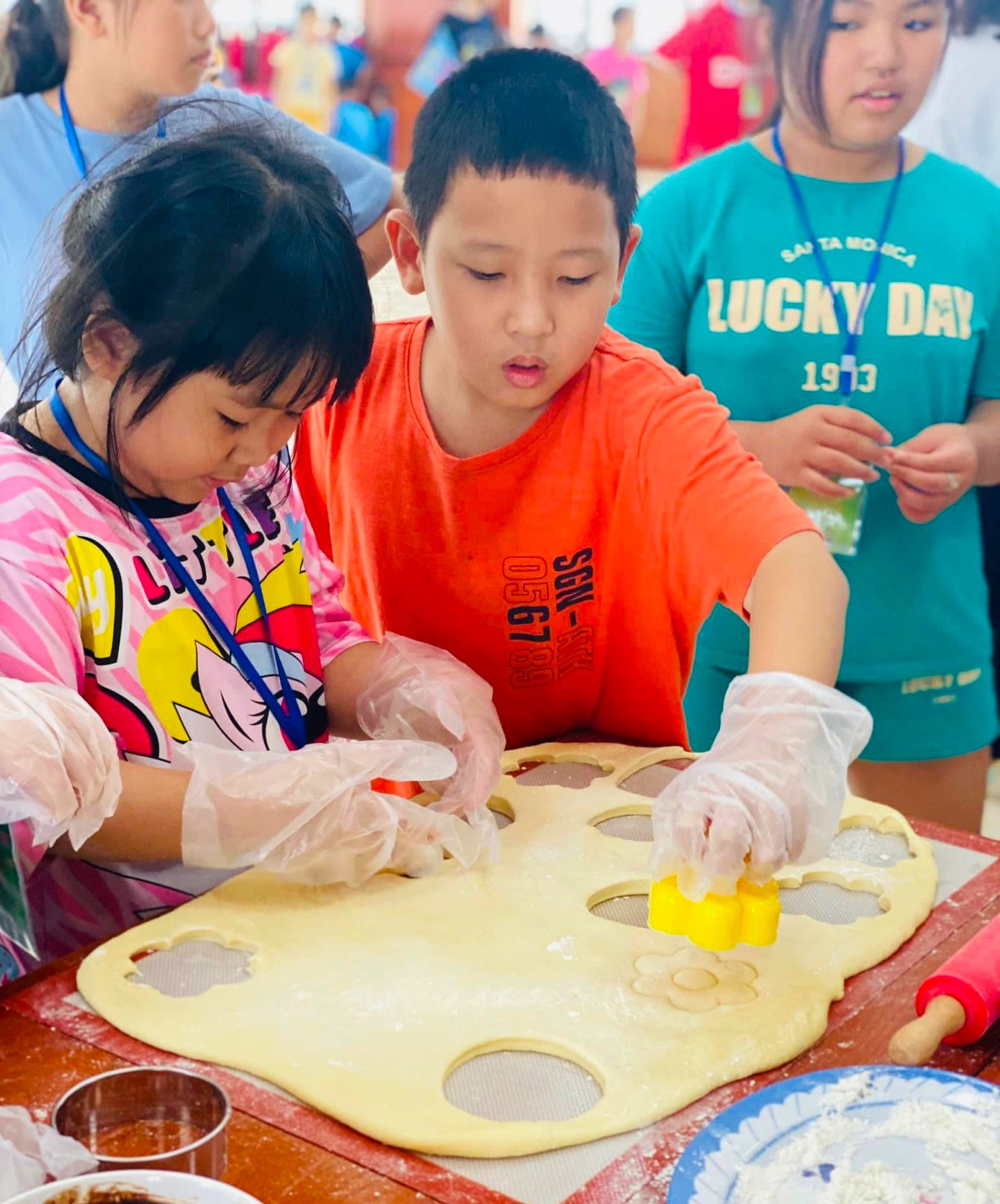 Gala ẩm thực, lửa trại cũng là một khoảnh khắc tuyệt vời tại trại hè. Các em tự tay dựng trại, trang trí và làm những món đồ handmade rất xinh xắn, làm bánh và trưng bày đồ lưu niệm tạo thành các gian hàng.