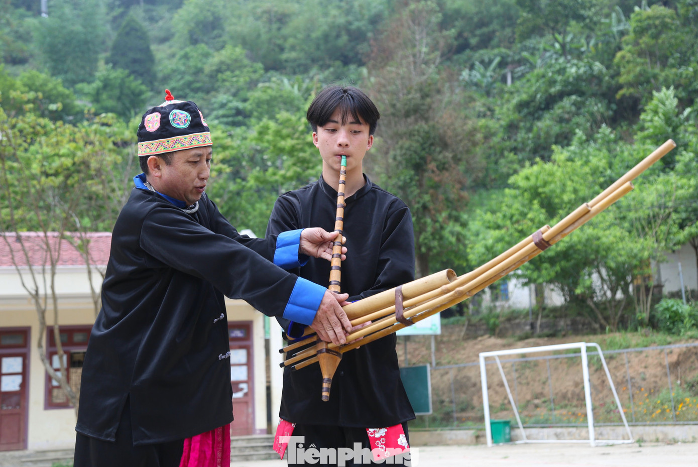 Từ lúc được nghỉ hè đến nay, em Hạ Bá Chênh (trú bản Đống Trên, xã Tây Sơn, Kỳ Sơn, Nghệ An) đã tìm đến các nghệ nhân trong xã để học thêm nhiều kỹ năng về nghệ thuật thổi khèn, múa khèn.