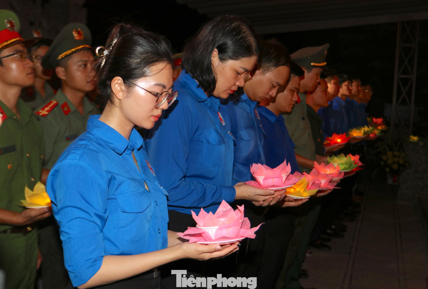Các đại biểu, đoàn viên thanh niên thắp những ngọn nến tri ân các anh hùng liệt sĩ.