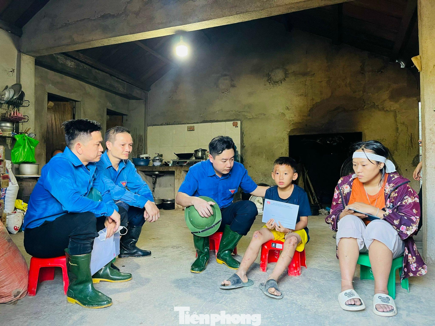 Anh Lê Văn Lương (giữa), anh Cao Xuân Thảo - Ủy viên BTV, Trưởng ban phong trào Tỉnh Đoàn Nghệ An đã đến chia buồn với gia đình chị Và Y Dờ (bản Sơn Hà, xã Tà Cạ). Con gái 4 tháng tuổi của chị Dờ không may bị lũ quét cuốn, tử vong. Đoàn cũng đã động viên em Mùa Chí Mùa (11 tuổi) bị lũ cuốn trôi may mắn vướng vào cành cây sống sót.