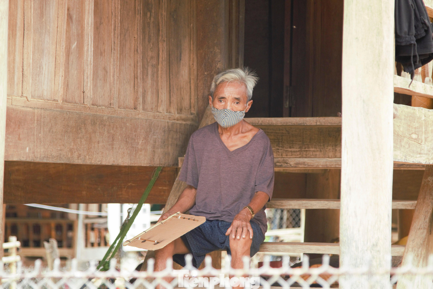 Người dân bản La Ngan chấp hành nghiêm công tác phòng chống dịch.