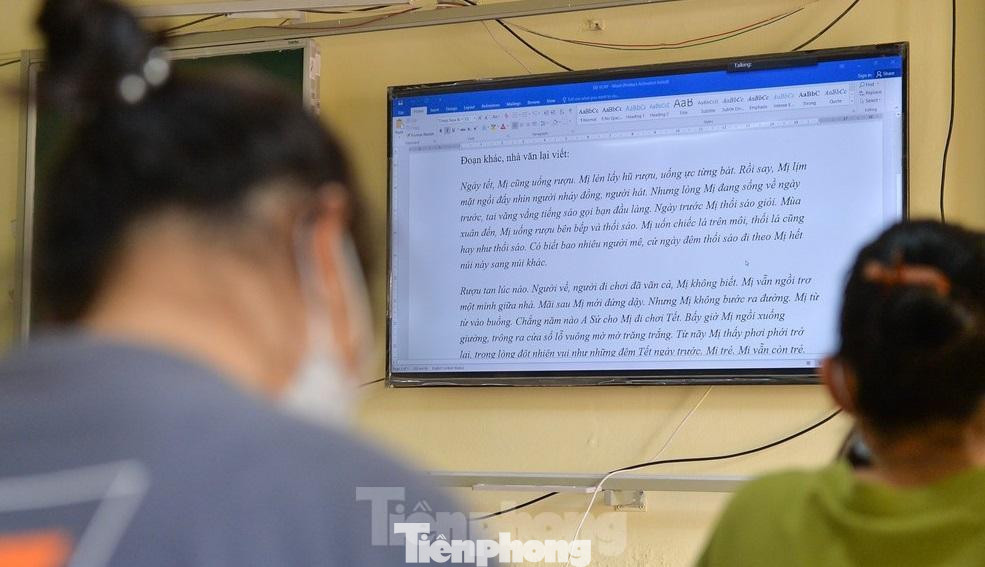 Nhiều dạng đề thi cũng được giáo viên đưa ra cho các em học sinh thử sức và làm quen với áp lực trong phòng thi.