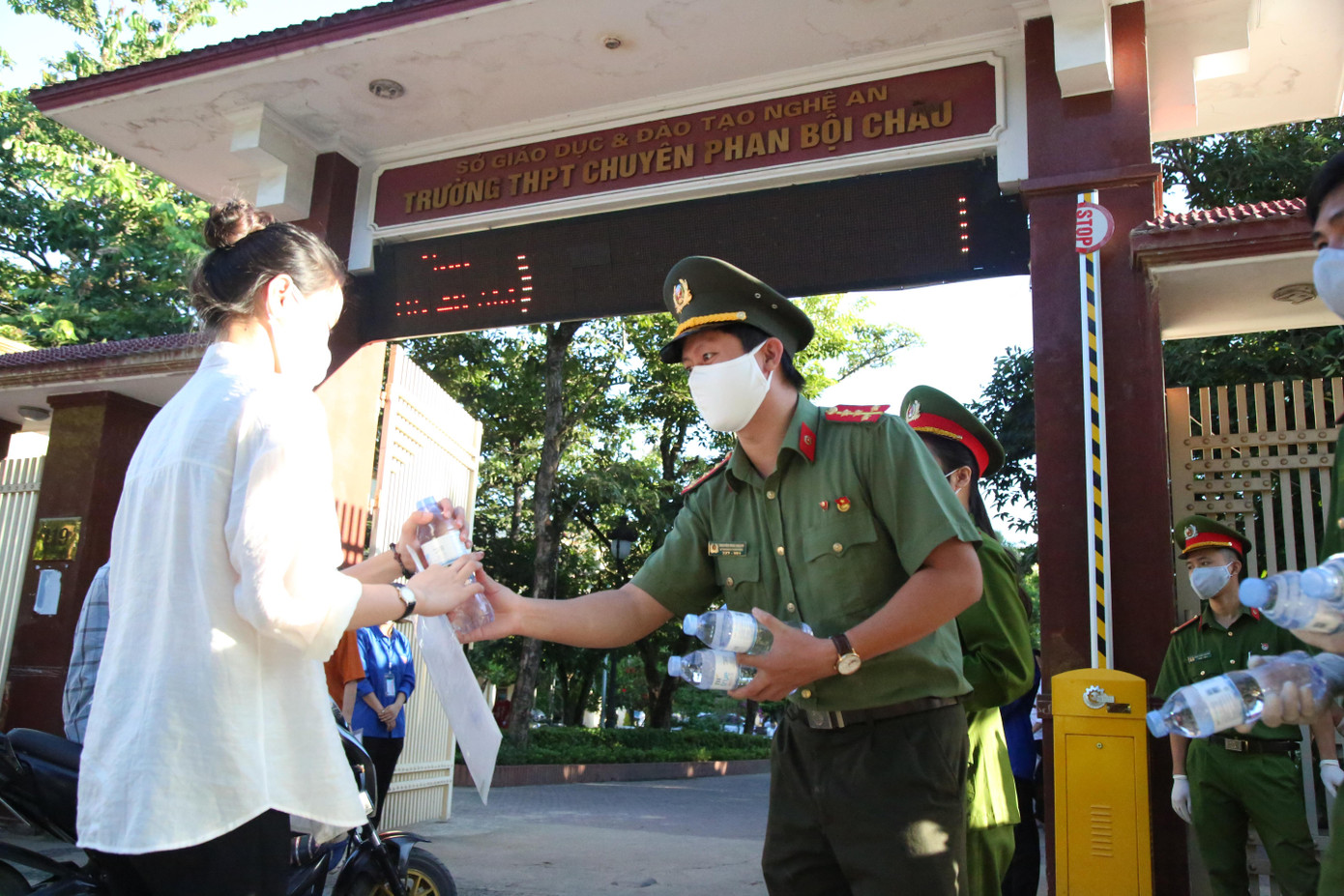 Đoàn Thanh niên Công an tỉnh Nghệ An tham gia Tiếp sức mùa thi. Ảnh: Hữu Thăng.