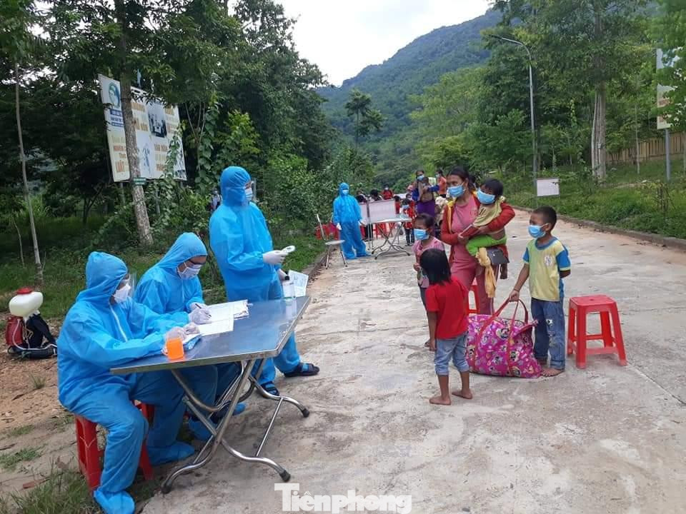 Một gia đình ở bản Chằm Puông được thông báo chuẩn bị đi cách ly tập trung. Một gia đình ở bản Chằm Puông được thông báo chuẩn bị đi cách ly tập trung.