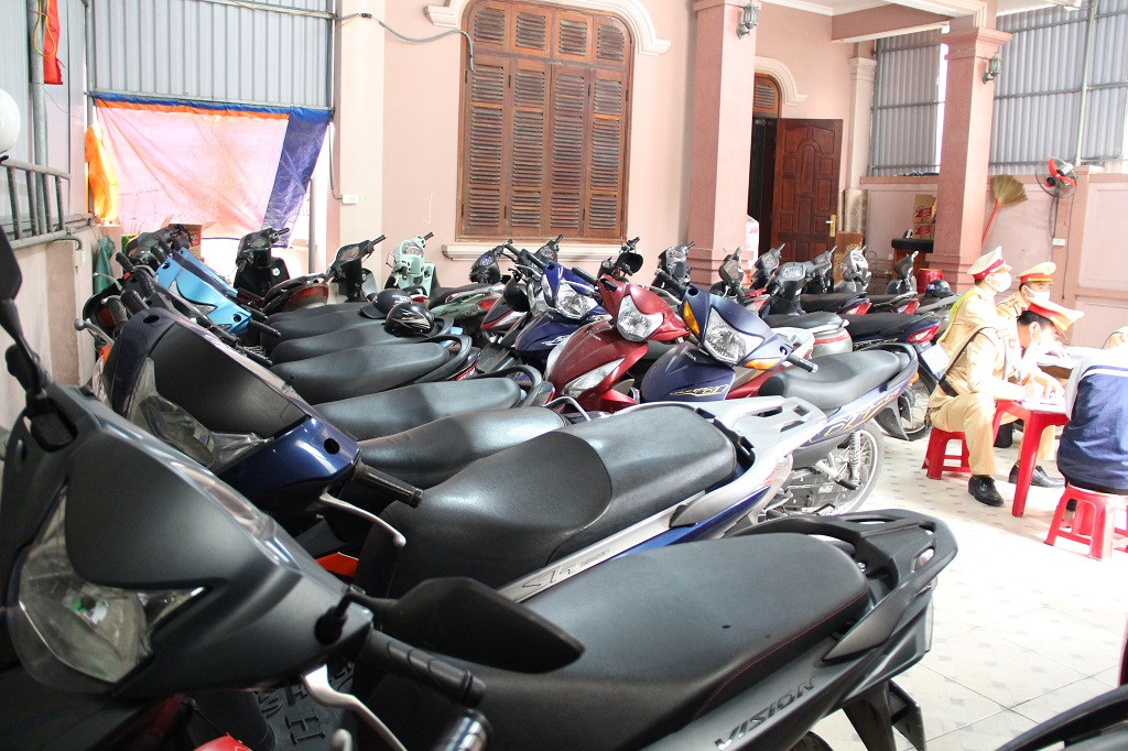 Từ ngày 25-27/2, CSGT-TT Công an TP. Vinh tạm giữ 90 mô tô các loại, xử lý 28 trường hợp. Từ ngày 25-27/2, CSGT-TT Công an TP. Vinh tạm giữ 90 mô tô các loại, xử lý 28 trường hợp.