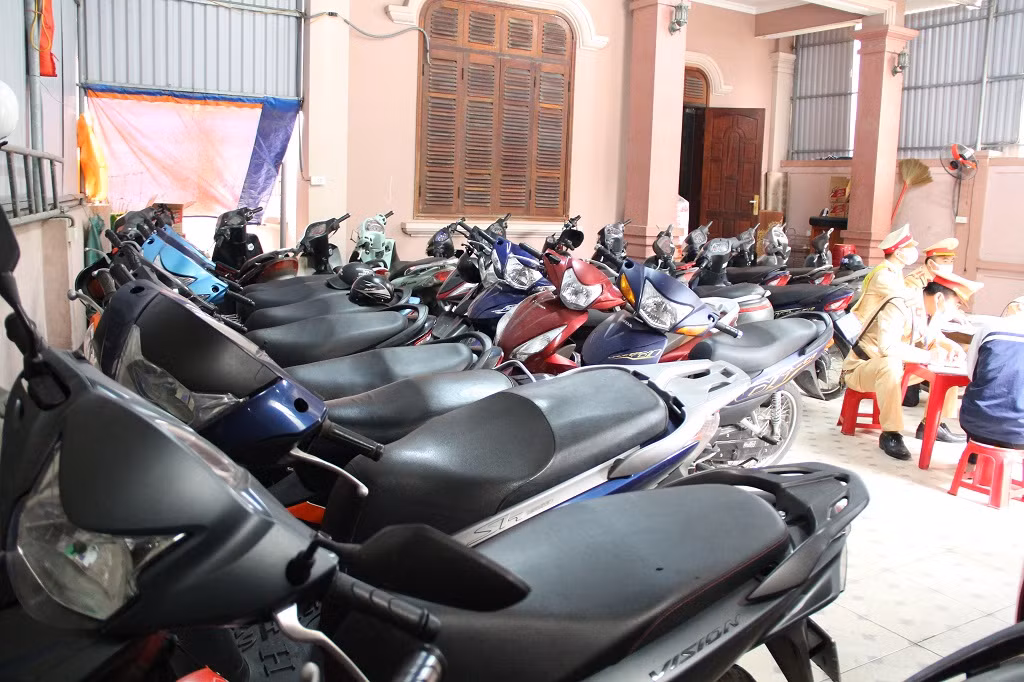 Từ ngày 25-27/2, CSGT-TT Công an TP. Vinh tạm giữ 90 mô tô các loại, xử lý 28 trường hợp.