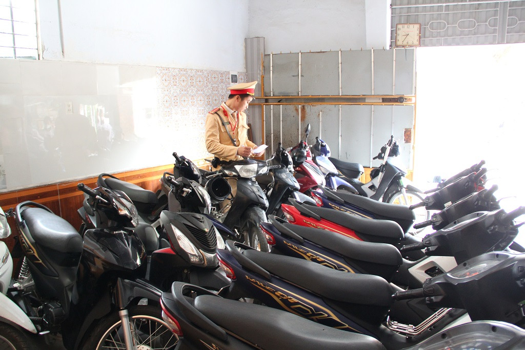 Từ ngày 25-27/2, CSGT-TT Công an TP. Vinh tạm giữ 90 mô tô các loại, xử lý 28 trường hợp. Từ ngày 25-27/2, CSGT-TT Công an TP. Vinh tạm giữ 90 mô tô các loại, xử lý 28 trường hợp.