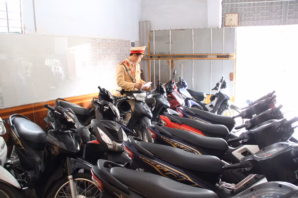 Từ ngày 25-27/2, CSGT-TT Công an TP. Vinh tạm giữ 90 mô tô các loại, xử lý 28 trường hợp.