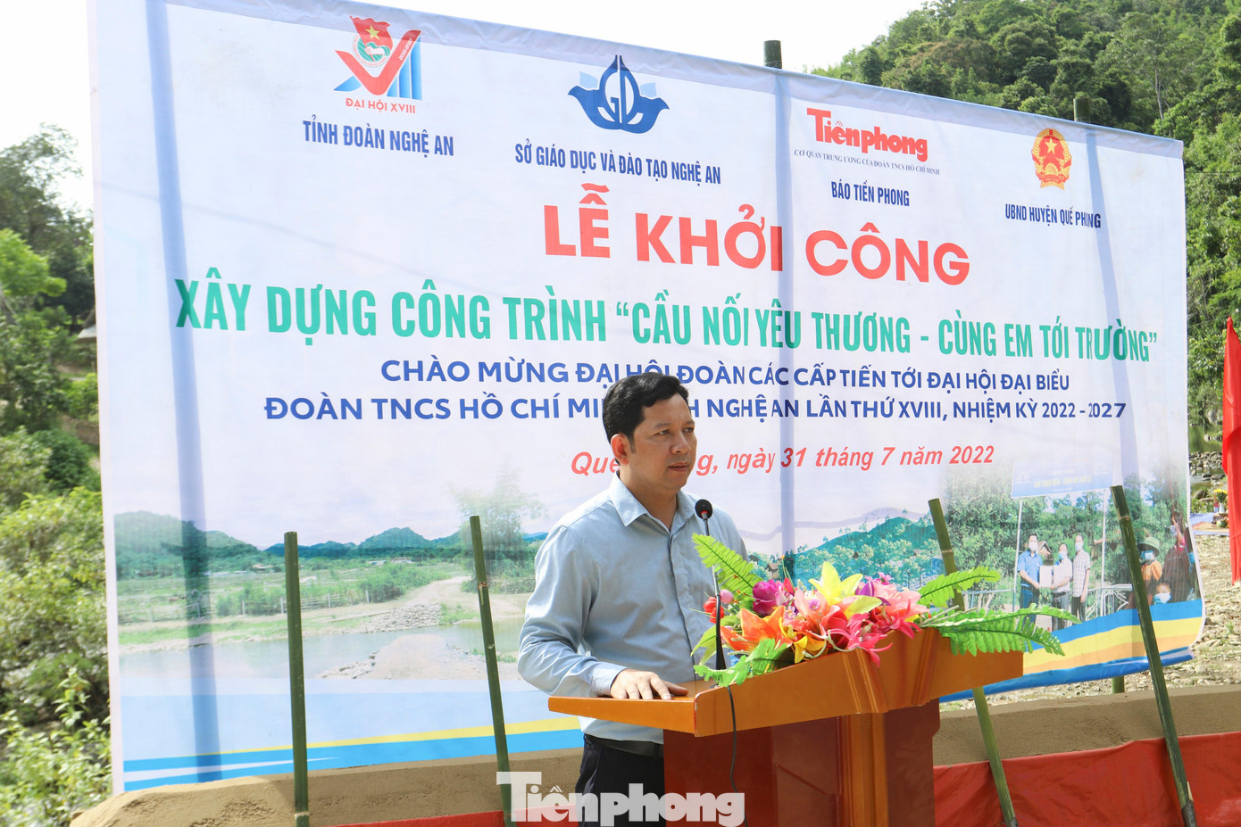 Tại các lễ khởi công 3 công trình cầu dân sinh, Bí thư Huyện ủy Con Cuông Nguyễn Đình Hùng; Chủ tịch UBND huyện Tân Kỳ Phan Văn Giáp; Chủ tịch UBND huyện Quế Phong Dương Hoàng Vũ bày tỏ sự vui mừng khi báo Tiền Phong, Sở GD&amp;ĐT tỉnh Nghệ An, Tỉnh đoàn Nghệ An đồng hành chia sẻ và khởi công công trình “Cầu nối yêu thương - Cùng em tới trường” tại địa phương. Đây là 3 cây cầu dân sinh được người dân, học sinh chờ đợi và cây cầu sẽ kết nối giao thông huyết mạch, tháo gỡ khó khăn cho người dân, đảm bảo an toàn cho học sinh khi mùa mưa lũ. Đồng thời, lãnh đạo các huyện cho biết, sẽ đảm bảo về mọi mặt trong thi công xây dựng, cùng với nhà thầu đảm bảo chất lượng để cây cầu hoàn thiện đúng ý nghĩa.