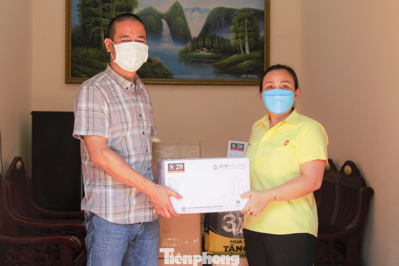 Trưởng đại diện báo Tiền Phong tại Nghệ An Trần Quang Long trao quà cho đại diện Ủy ban MTTQ huyện Quế Phong.