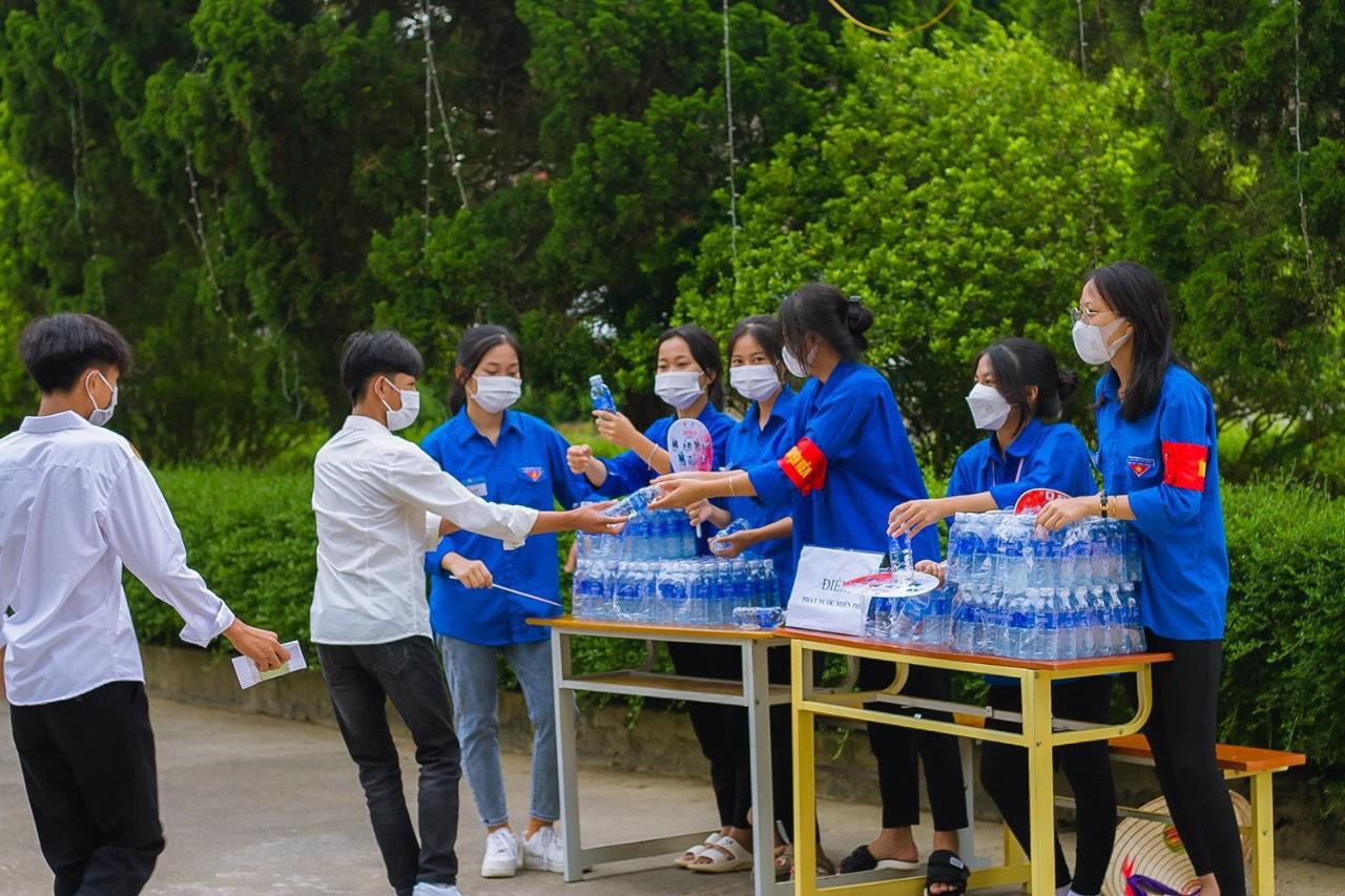 Thanh niên tình nguyện phát nước cho thí sinh. Điểm phát nước được đặt tại các điểm thi, đảm bảo nước cho thí sinh giữa thời tiết nắng nóng.