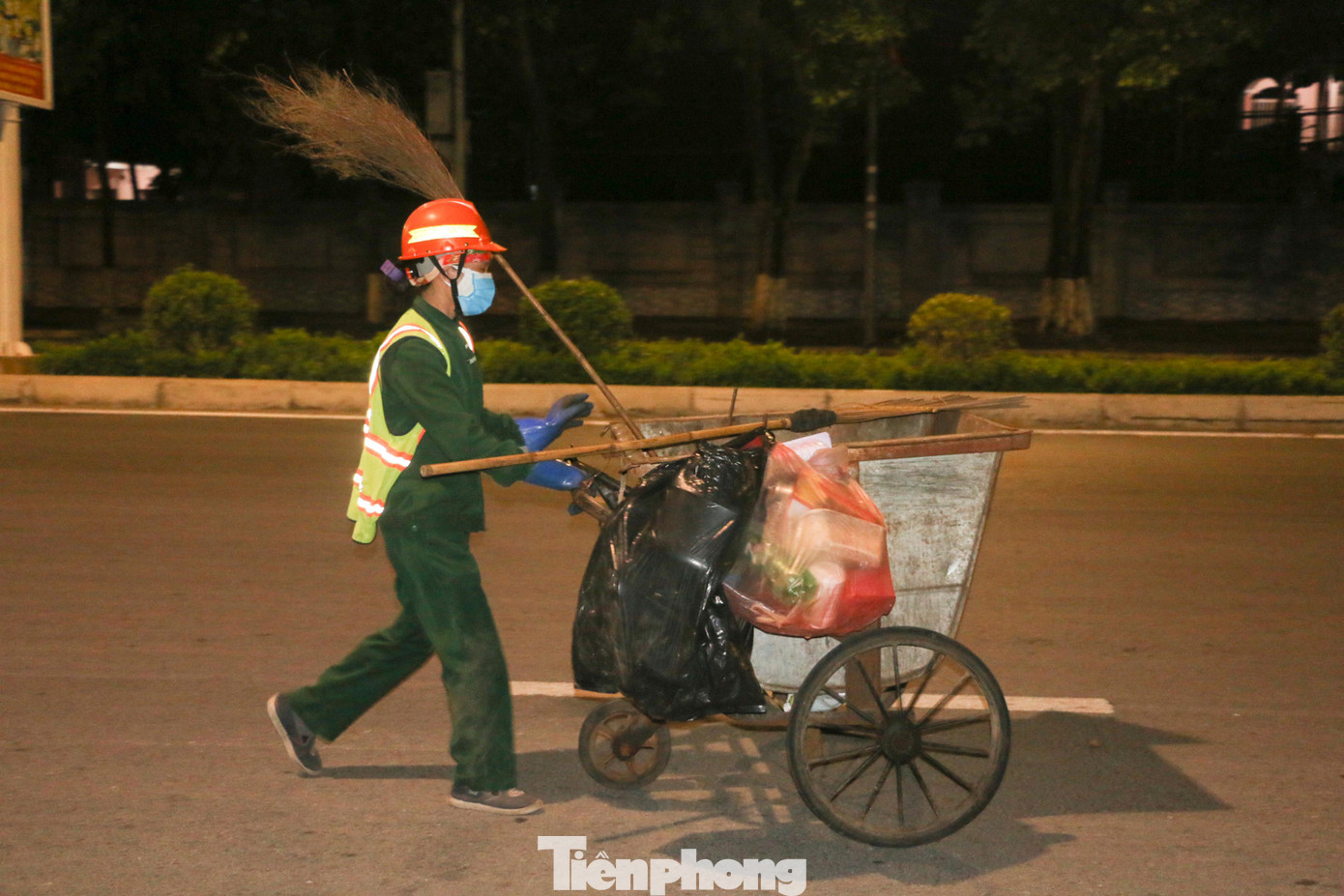 Công việc vất vả, mệt nhọc nhưng họ vẫn luôn góp phần giữ gìn thành phố xanh, sạch, đẹp. Những lao công miệt mài làm việc vẫn đêm đêm in bóng dưới ánh đèn trên mỗi con đường. Công việc vất vả, mệt nhọc nhưng họ vẫn luôn góp phần giữ gìn thành phố xanh, sạch, đẹp. Những lao công miệt mài làm việc vẫn đêm đêm in bóng dưới ánh đèn trên mỗi con đường.