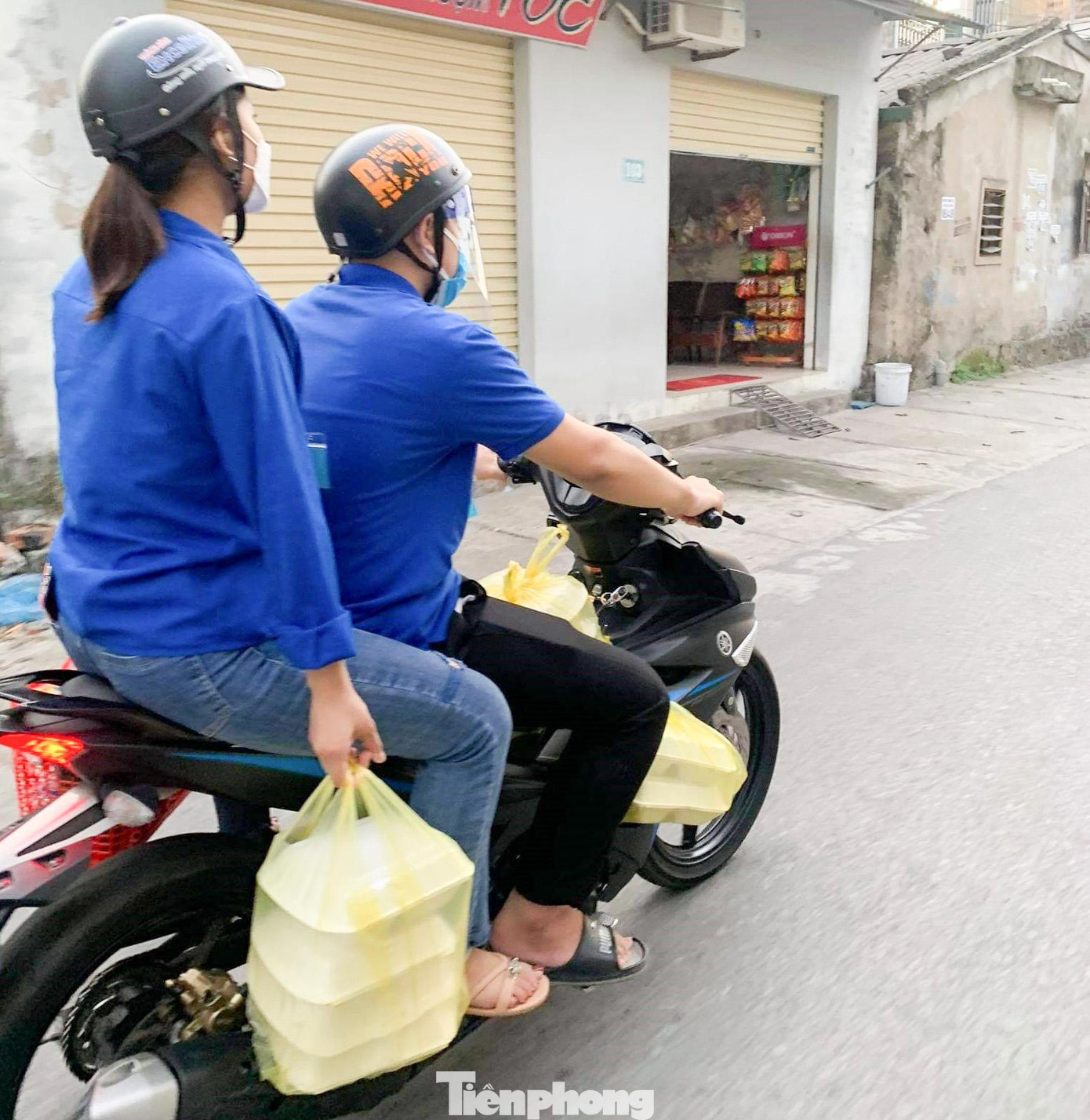 Shipper áo xanh lên đường hỗ trợ cung ứng thực phẩm cho người dân. Shipper áo xanh lên đường hỗ trợ cung ứng thực phẩm cho người dân.