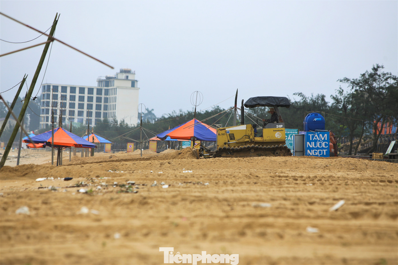 Trước mùa du lịch biển năm 2023, dự kiến tổ chức ngày 16/4, ngành chức năng địa phương đang chỉnh trang cảnh quan, san gạt lại bãi cát ven biển và các hạng mục khác để đón khách du lịch.