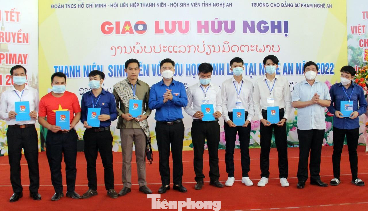 Cũng theo Bí thư Tỉnh Đoàn Nghệ An, năm 2021 khi tình hình diễn biến phức tạp của dịch bệnh COVID – 19, Ban Thường vụ Tỉnh đoàn Nghệ An đã vận động các nguồn lực xã hội hóa tổ chức các chương trình san sẻ yêu thương, chung tay vượt qua đại dịch, Triệu Túi an sinh để hỗ trợ nhu yếu phẩm thiết yếu cho các bạn sinh viên Lào đang học tập và sinh sống trên địa bàn tỉnh. Cùng với đó thanh niên, sinh viên nước bạn Lào đã tích cực tham gia các hoạt động tình nguyện hỗ trợ các lực lượng chức năng phòng chống dịch bệnh COVID – 19 trên địa bàn tỉnh Nghệ An. Trong ảnh: Anh Lê Văn Lương trao quà cho lưu học sinh Lào có thành tích xuất sắc trong học tập và rèn luyện.