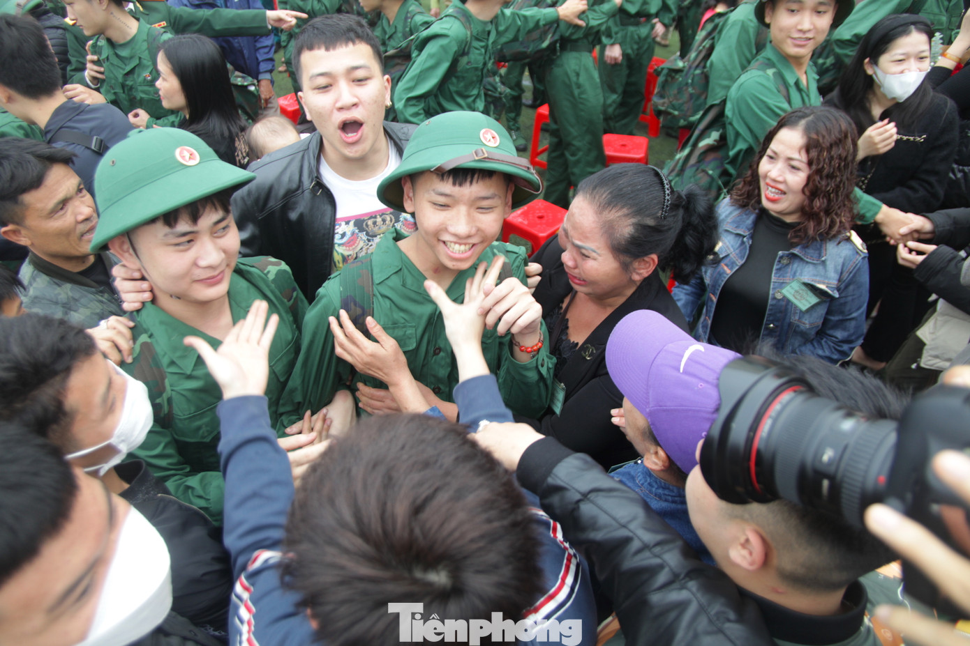Bà Nguyễn Thị Thành Tâm (SN 2004, trú phường Vinh Tân, TP. Vinh) ôm con trai Đàm Quang Ý (SN 2004) trước lúc lên đường nhập ngũ. Giây phút chia tay con, bà Tâm không kìm được cảm xúc và chỉ kịp dặn dò: "Gắng luyện tập, giữ gìn sức khỏe nghe con". Bà Nguyễn Thị Thành Tâm (SN 2004, trú phường Vinh Tân, TP. Vinh) ôm con trai Đàm Quang Ý (SN 2004) trước lúc lên đường nhập ngũ. Giây phút chia tay con, bà Tâm không kìm được cảm xúc và chỉ kịp dặn dò: "Gắng luyện tập, giữ gìn sức khỏe nghe con".